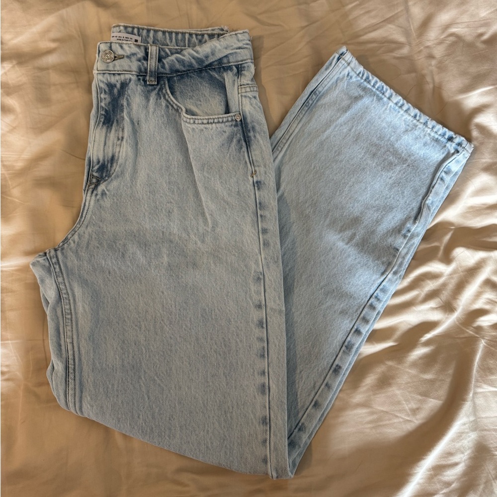 ZARA LIGHT WASH STRAIGHT LEG JEANS